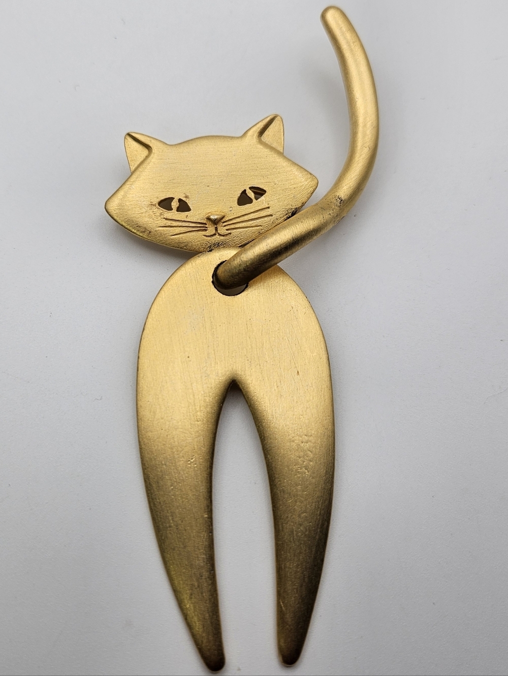 Vintage JJ Jonette Jewelry Gold Tone Mid Century Modern Long Tail Cat Brooch Pin